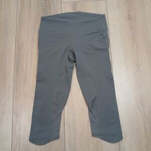 Lululemon Cropped Leggings – Grey w/ Black Side Panels – Size 4